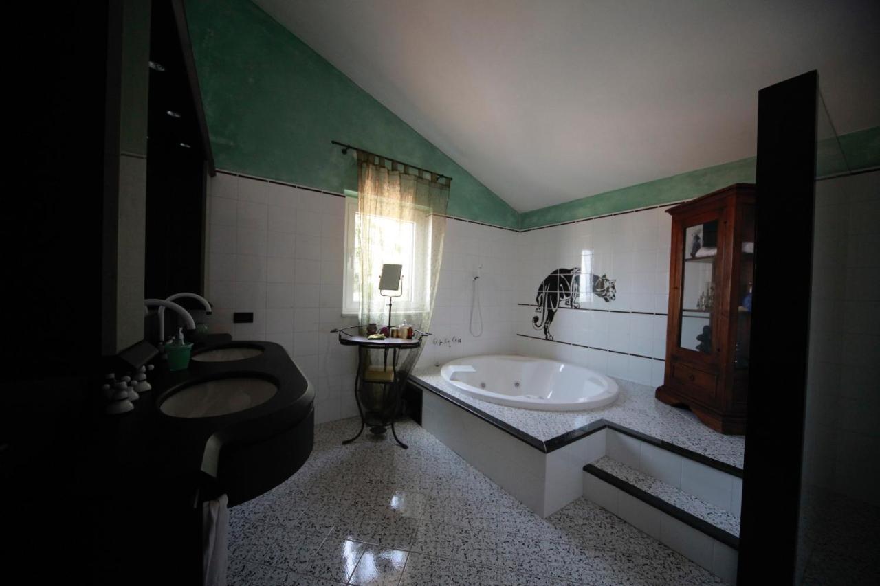 Villa Buzzi Besozzo Bagian luar foto